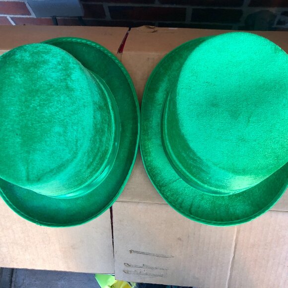 🍀 Lot 2 Green Velvet Hats St Patrick’s Day Leprechaun Halloween Costume Party - Picture 3 of 4